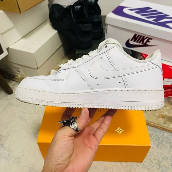 EUC Women’s Size 8 (Euro Sz 39) Nike Air Force 1 Low 07’ Sneakers Triple White - Picture 10 of 15